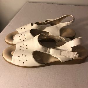 Sofwear white sandals New size 11N